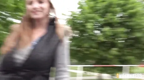 Gran scopata per la vicina tettona nel giardino dove ha la macchina