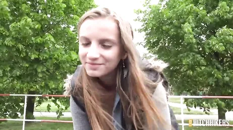 Gran scopata per la vicina tettona nel giardino dove ha la macchina