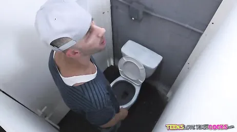 Er verschijnt een lul en de zintuigen van dit meisje zijn al vertroebeld