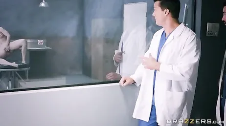 Den psykotiske patienten snackar på läkarnas kuk