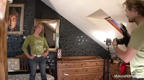 Grand-mère engage un mulâtre pour en mettre partout sur sa chatte