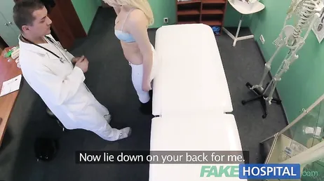 Doktorn, jag tror att det är något fel på min fitta, titta på mig!