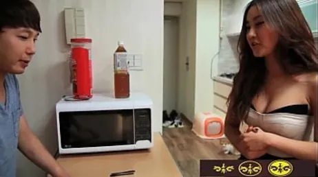 Maman donne à son fils asiatique des leçons de baise