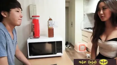 Maman donne à son fils asiatique des leçons de baise