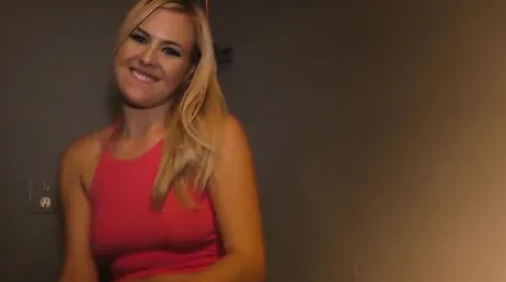 Um pau sai do buraco e vai direto para sua bunda grande