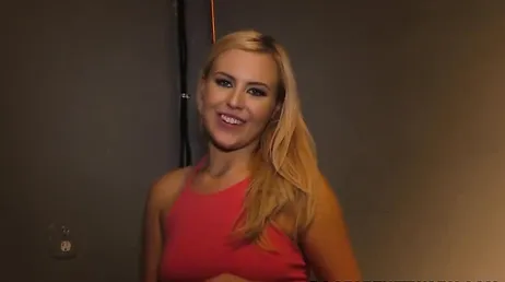 Um pau sai do buraco e vai direto para sua bunda grande