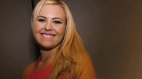 Um pau sai do buraco e vai direto para sua bunda grande