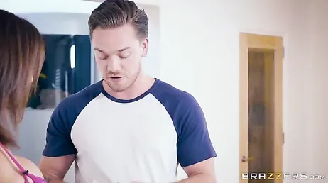 A essa altura, a bundão Sara Jay já fodeu todos os filhos