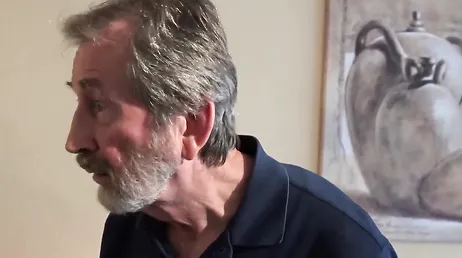 Der Großvater macht seiner Enkelin in einem Luxushotel das Leben schwer