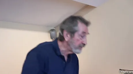 Der Großvater macht seiner Enkelin in einem Luxushotel das Leben schwer