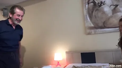 Der Großvater macht seiner Enkelin in einem Luxushotel das Leben schwer