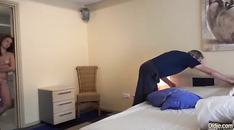 Der Großvater macht seiner Enkelin in einem Luxushotel das Leben schwer
