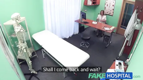Sköterskan är en tik med patienten hon har