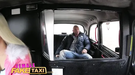 Gympojken knullar den heta och slampiga taxichauffören