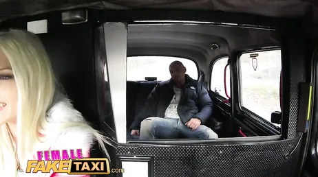 Gympojken knullar den heta och slampiga taxichauffören