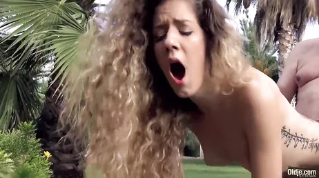 De oude man krijgt het heel zwaar en midden in de natuur