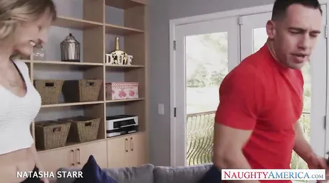 Impressionante como Natasha Starr sacode o corpo enquanto fode