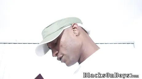 Ela pega um cara negro para que ele possa bater na bunda dela com muita força