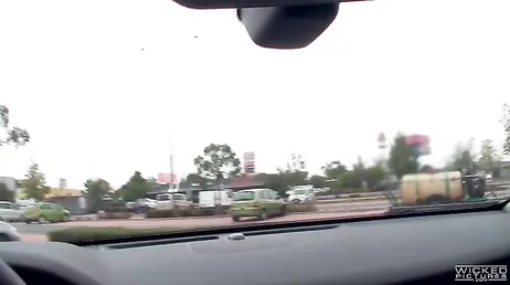 Jag satte en motorvägshora i bilen och knullar henne i min lägenhet