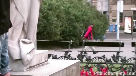 Bruna fa due pompini contemporaneamente in pubblico