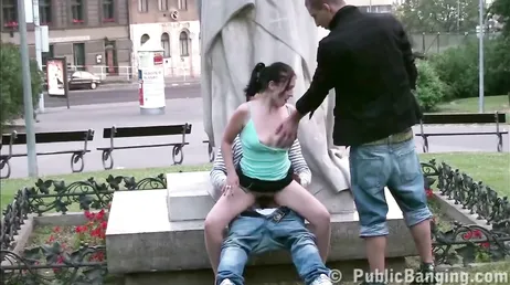 Bruna fa due pompini contemporaneamente in pubblico