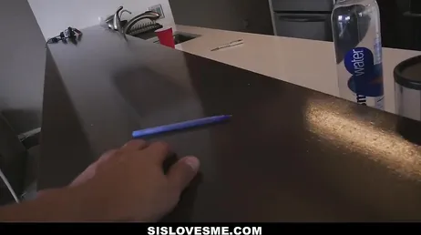 Jag väntar på att min kusin ska komma ut ur duschen för att ge henne en hård kuk
