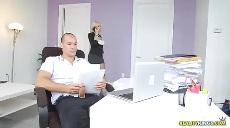 La segretaria mi sorprende a masturbarmi e sembra che le piaccia