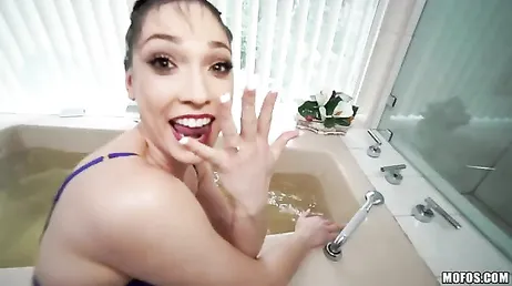 Comi minha vizinha safada presa na banheira!