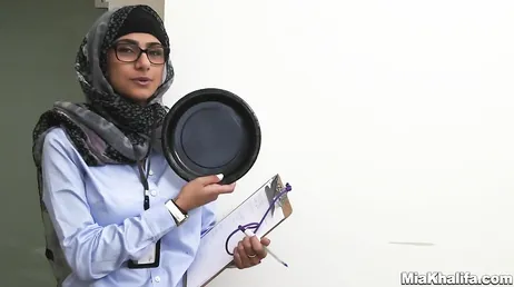 Mia Khalifa im Vergleich zwischen schwarzen und weißen Schwänzen