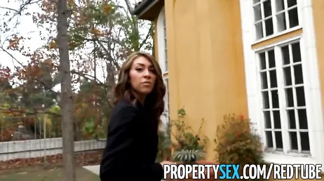Lei è molto felice di vendere una casa e scopare il cliente