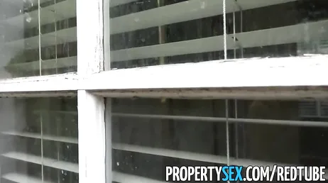 Lei è molto felice di vendere una casa e scopare il cliente