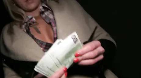 Diese geile reife Frau gibt dir für 20 Euro gute Blowjobs