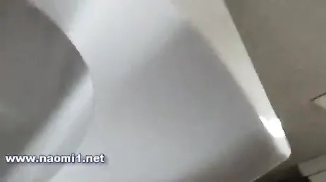 Amatörjävla med folk bredvid i ett offentligt badrum