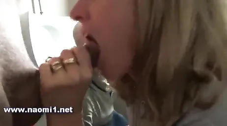 Amatörjävla med folk bredvid i ett offentligt badrum