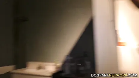 Natasha Nice ne peut pas résister à l'envie d'essayer cette bite dans le cul.
