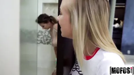 Duas putinhas peitudas experimentam meu belo pau ereto em um ménage à trois