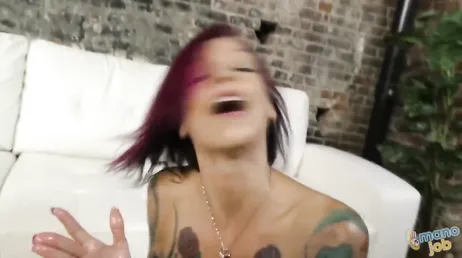 Anna Bell Peaks bringt mit diesem guten Handjob das Beste aus sich heraus