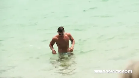 Femme mature baisée par un proxénète de plage à la vue du monde entier