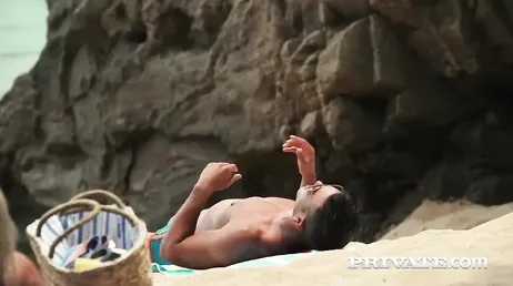 Femme mature baisée par un proxénète de plage à la vue du monde entier