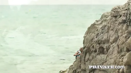 Femme mature baisée par un proxénète de plage à la vue du monde entier