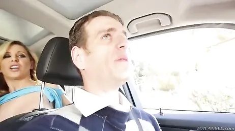 Ele leva as sobrinhas para fazer compras e acaba transando com elas