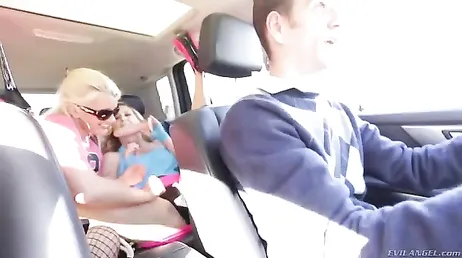 Ele leva as sobrinhas para fazer compras e acaba transando com elas