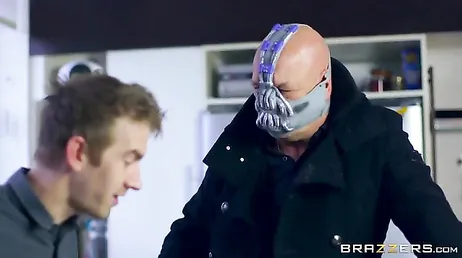 Ella Hughes röda fitta knullad av en kille i mask