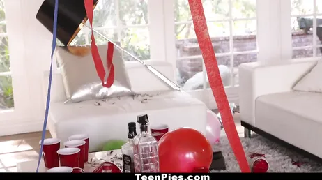 Ze wordt dronken wakker van het feest en ze komen klaar in haar kutje