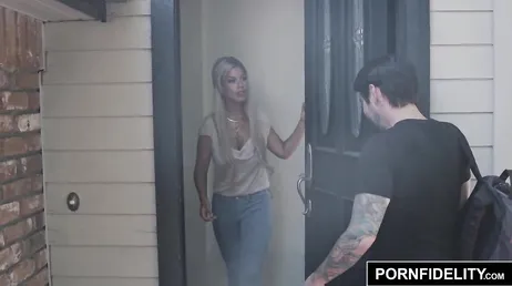 Bridgette B bestämmer sig för att prova lite tjock sperma i munnen