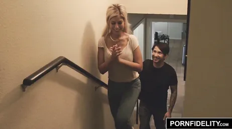 Bridgette B bestämmer sig för att prova lite tjock sperma i munnen