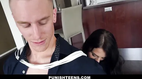Ma copine a décidé de m'attacher avant de commencer à baiser