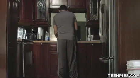 Papai não consegue se conter e goza dentro da bucetinha da enteada