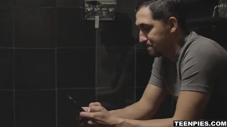 Papai não consegue se conter e goza dentro da bucetinha da enteada