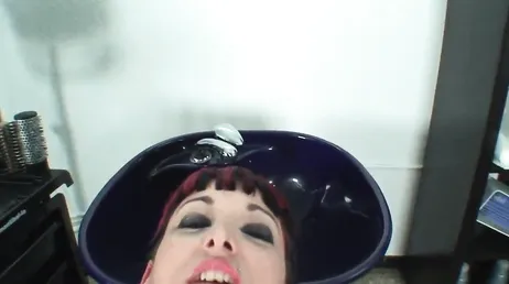Sexe dans le cul avec cette femme mature excitée au salon de coiffure